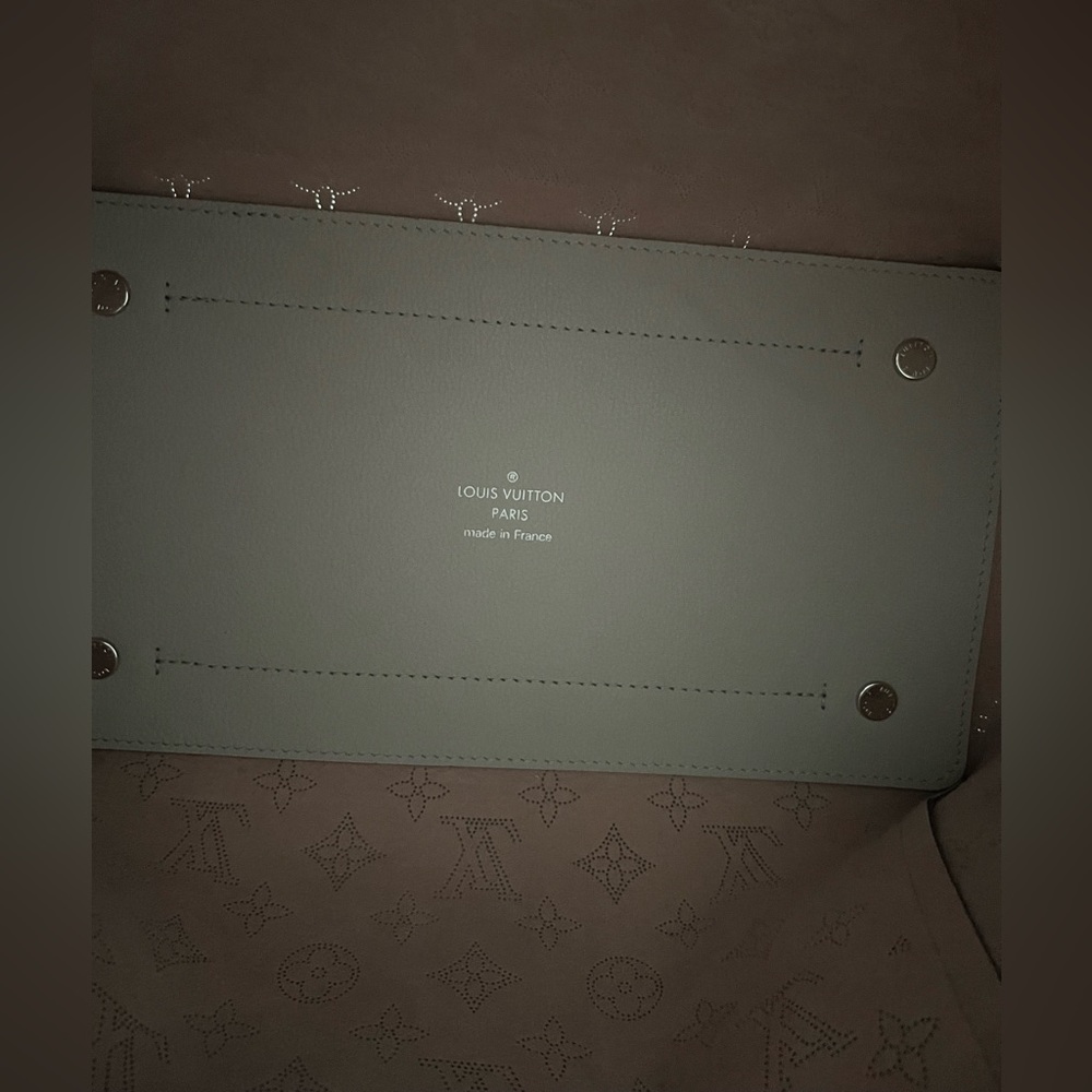 New Louis Vuitton Mahina Handbag - Picture 15 of 16